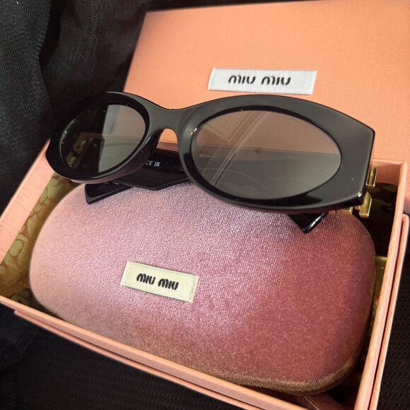 Viral Miu Miu Black Cat-Eye Sunglasses main image 10